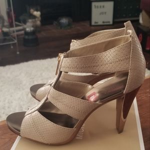 Michael Kors Berkley T strap Sandal In Nude